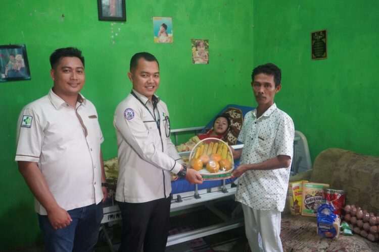 RSUP Dr. M. Djamil Padang menyerahkan bantuan tempat tidur rawatan untuk gadis muda lumpuh bawaan semenjak lahir di Kampung Kandang Kabuo, Kelurahan Korang Gadang, Kuranji, Senin (23/10). IST