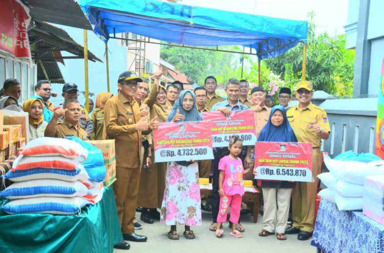 Wali Kota (Wako) Padang Hendri Septa kembali menyerahkan bantuan sosial Usaha Ekonomi Produktif (UEP) bagi masyarakat yang membutuhkan. Ipat
