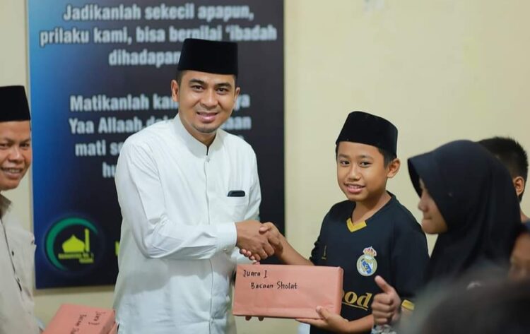 Wakil Wali Kota Solok Ramadhani Kirana Putra menyerahkan hadiah kepada pemenang lomba yang digelar dalam rangka menyemarakkan Maulid Nabi Muhammad SAW di Masjid Itihad Transad, kelurahan Kampung Jawa. Wandi Malin
