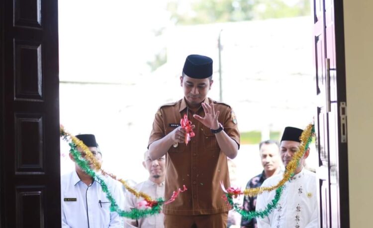 Wakil Wali Kota Solok Ramadhani Kirana Putra melakukan pemotongan pita, menandai diresmikannya pemakaian masjid Al Aidh serta Masjid Shohabah yang dibangun yayasan Bina Muwahiddin di Kota Solok, Selasa (24/10). ist