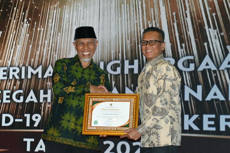 Gubernur Sumbar, Mahyeldi menyerahkan penghargaan dari Kemnaker pada Direktur Operasi, Indrieffouny Indra pada Malam Anugerah Penghargaan Keselamatan dan Kesehatan Kerja (K3) Tahun 2023, Senin (4/9). IST