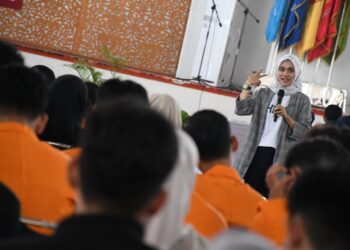 Kepala Unit Humas & Kesekretariatan PT Semen Padang Nur Anita Rahmawati memberikan materi pada Semen Padang Mengajar. IST