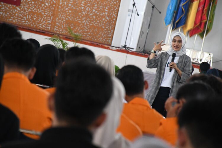 Kepala Unit Humas & Kesekretariatan PT Semen Padang Nur Anita Rahmawati memberikan materi pada Semen Padang Mengajar. IST