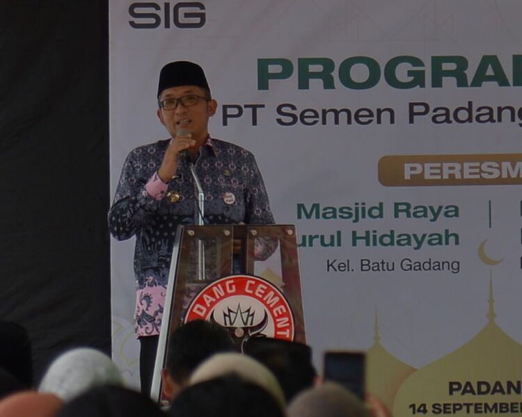 Wako Hendri Septa memberikan sambutan saat peresmian dua masjid di Kecamatan Lubuk Kilangan, Kota Padang. IST