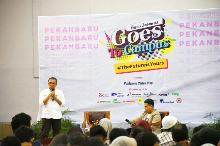 Kepala Departemen Perencanaan dan Pengendalian Produksi PT Semen Padang Juke Ismara (kiri) saat menyampaikan materi pada sesi kelas Green Energy: Menciptakan Pembangunan Berkelanjutan di kegiatan Bisnis Indonesia Goes to Campus di Politeknik Caltex Riau, Kamis (14/9/2023). IST