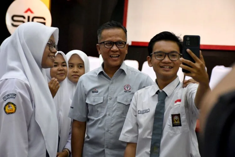 Direktur Operasi PT Semen Padang Indrieffouny Indra berswaforo dengan para penerima beasiswa. IST