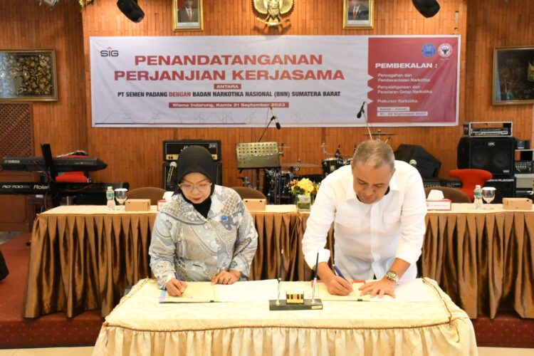 Penandatanganan PKS antara PT Semen Padang dengan BNNP Sumbar. IST