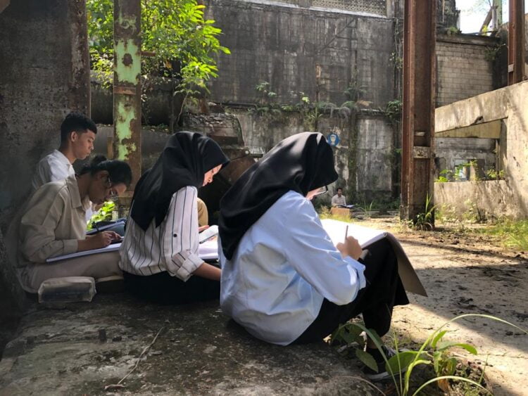 Mahasiswa Arsitektur UBH tengah melaksanakan kuliah dasar di Pabrik Indarung. IST