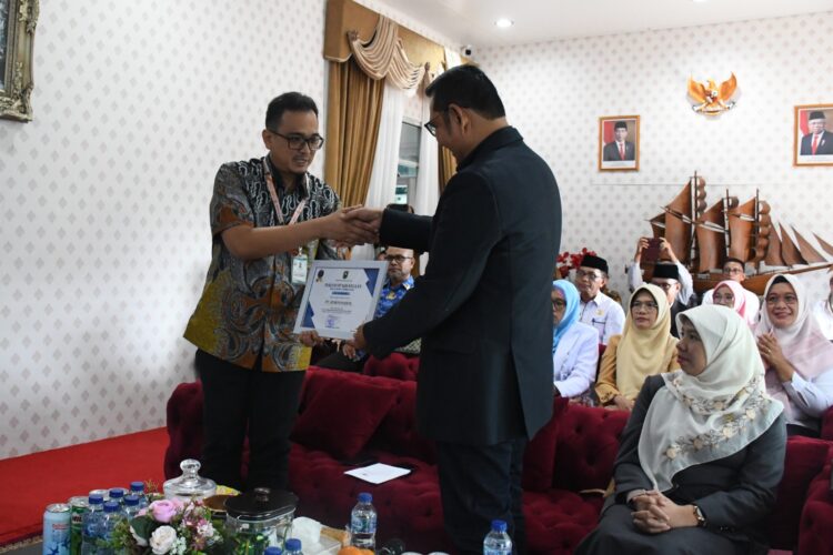 Bupati Solok saat menyerahkan penghargaan. IST