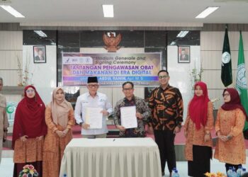 Rektor UM Natsir Bukittinggi, Afridian Afridian Wirahadi Ahmad, SE, M.Sc, CA dan Kepala Balai Badan Pengawasan Obat dan Makanan (BBPOM) Padang Drs, Abdul Rahim, Apt, M.Si teken MoU 4 Rencana Aksi Kamis (5/10) lalu. IST