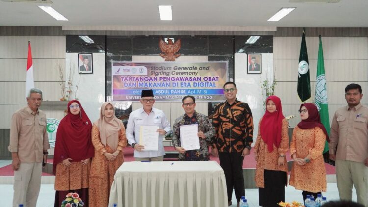 Rektor UM Natsir Bukittinggi, Afridian Afridian Wirahadi Ahmad, SE, M.Sc, CA dan Kepala Balai Badan Pengawasan Obat dan Makanan (BBPOM) Padang Drs, Abdul Rahim, Apt, M.Si teken MoU 4 Rencana Aksi Kamis (5/10) lalu. IST