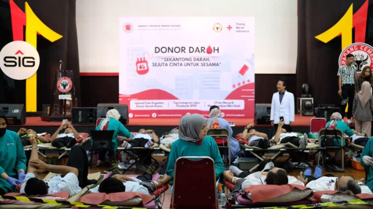 Ratusan karyawan PT Semen padang antusias saat mengikuti donor darah. IST