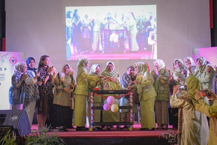 HUT Forum Kumunikasi Istri Karyawan Semen Padang (FKIKSP) Ke-23 yang digelar di Gedung Serba Guna PT Semen Padang, Kamis (19/10). IST