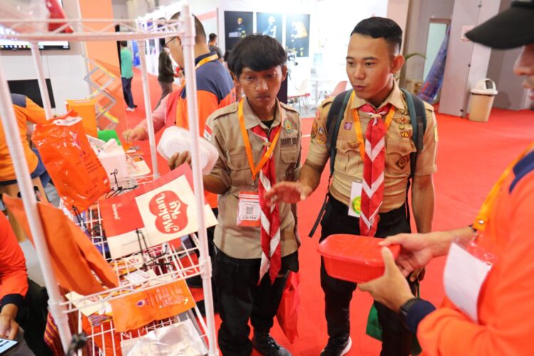 Pengunjung memadati stan Badan Nasional Penanggulangan Bencana pada pameran Emergency Disaster Reduction and Rescue (EDRR) di Jakarta International Expo, Kemayoran pada 19-21 Oktober 2023. HUMAS BNPB
