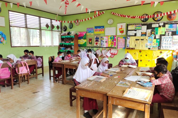 Sejumlah Siswa memakai masker dalam menjalankan proses belajar mengajar di Sekolah Dasar (SD) 17 Gunung Pangilun, Kota Padang, Rabu (11/10). Pemerintah mengimbau untuk selalu memakai masker dan mengurangi aktivitas di luar ruangan karena dampak kabut asap yang masih menyelimuti Kota Padang. ist/Zulrahmi