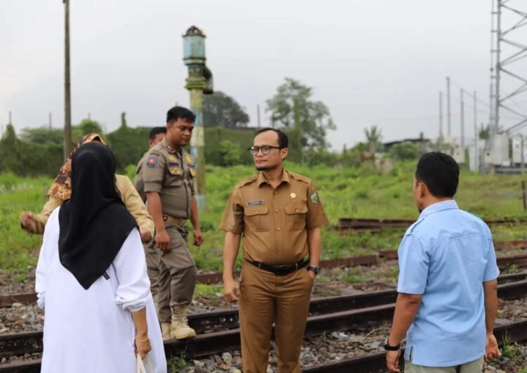 Pemerintah Kota Padang Panjang saat meninjau stasiun Kereta Api Pasa Usang tempat pelaksanaan Galanggang Arang Warisan Tambang Batu bara Ombilin Sawahlunto (WTBOS). IST