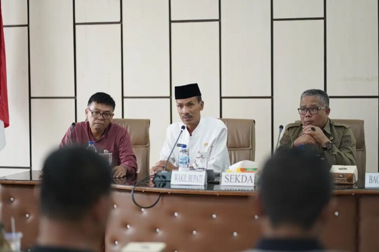 Wabup Solok Selatan saat memimpin rapat koordinasi beberapa waktu lalu. IST