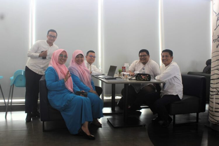 Pemimpin Bank Nagari Cabang Syariah Padang Heri Fitrianto (paling kanan), bersama tim usai memaparkan program terbaru dalam acara Gathering Penyelenggara Perjalanan Ibadah Umrah (PPIU) Sumatera Barat dengan Bank Nagari Syariah, Jumat (6/10) lalu di Skyline Restaurant Hotel Ibis Padang. IST