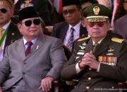 Hadiri HUT TNI, Ini Gaya SBY Full Seragam Saat Duduk di Samping Prabowo
