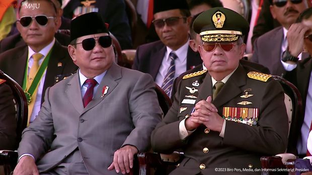 Menteri Pertahanan RI Prabowo Subianto (Kiri) dan Mantan Presiden RI ke-6 Susilo Bambang Yudhoyono dalam Upacara peringatan hari ulang tahun (HUT) ke-78 Tentara Nasional Indonesia (TNI) hari ini di Monumen Nasional (Monas), Jakarta, Kamis (5/10). (Tangkapan Layar Youtube Sekretariat Presiden)