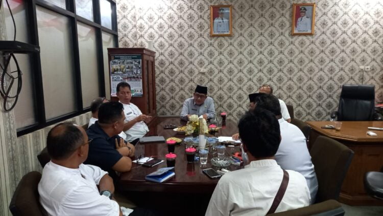 Rapat koordinasi terkait penyerahan sertifikat untuk 115 unit rumah relokasi korban gempa bumi pada 2009 di Dama Gadang Nagari Dalko, Minggu (22/10). IST