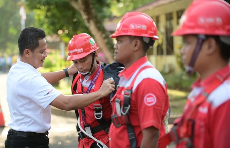 Ketua Satgas KTT AIS Forum 2023 TelkomGroup, Syaifudin secara simbolis menyematkan perlengkapan kerja kepada perwakilan teknisi lapangan yang bertugas dalam pengawalan infrastruktur, jaringan, dan layanan TelkomGroup selama penyelenggaraan KTT, Nusa Dua Bali, Jumat (6/10). IST