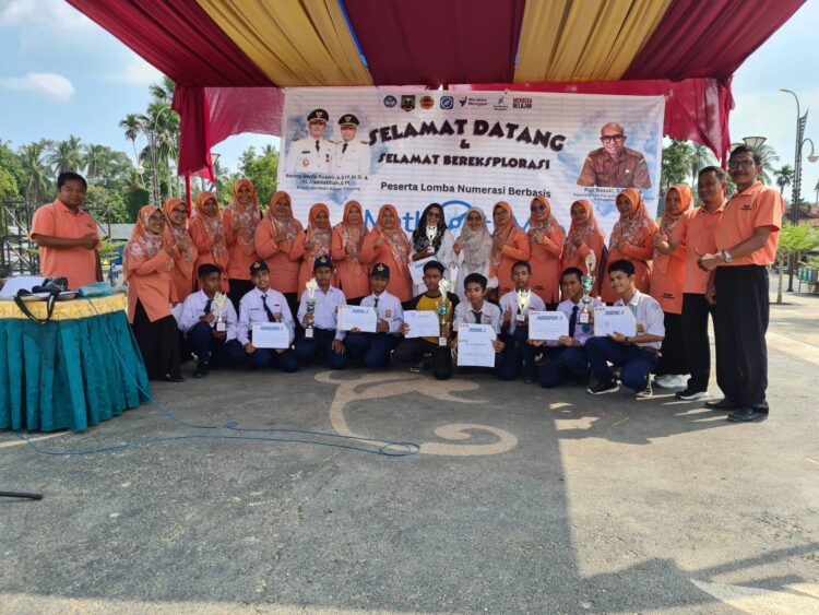 Para pemenang lomba Numerisasi Berbasis Match City Maps (MCM) tingkat SLTP/MTs se Kabupaten Sijunjung berfoto bersama dengan MGMP Matematika Kelompok Belajar Alkhawa Rizmi usai pemberian piala kepada para pemenang lomba, Rabu (11/10) di RTH Muaro Sijunjung. IST