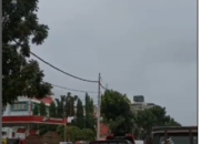 Antrean Panjang di Salah Satu SPBU di Kota Padang