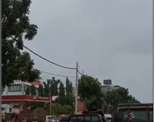 Antrean Panjang di Salah Satu SPBU di Kota Padang