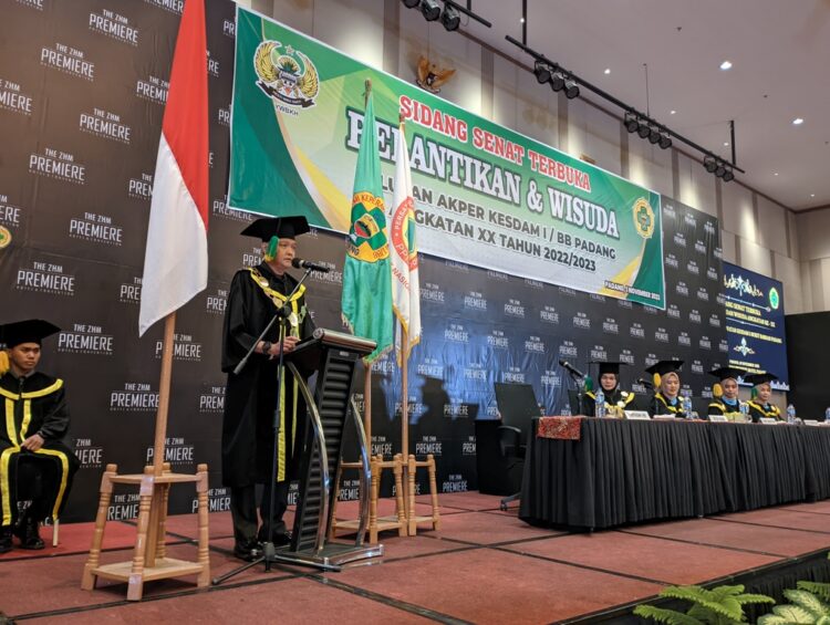 Kepala Kesdam I/Bukit Barisan, Kolonel CKm dr. Mhd. Irsan Basyroel, Sp.KK, MH, FINSDV, FAADV saat wisuda Akper Kesdam I/Bukit Barisan. Ipat