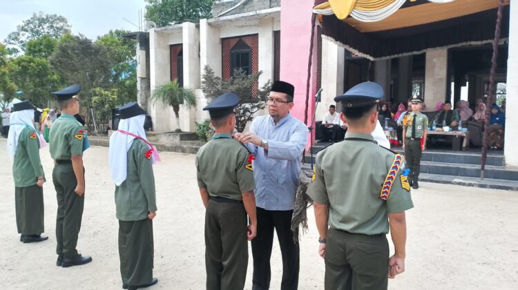 Buya Hendra Saputra selaku Pembina Pondok Pesantren Taruna Rabbani Melakukan Pelantikan pada santri Taruna yang telah menyelesaikan latihan dasar ketarunaan