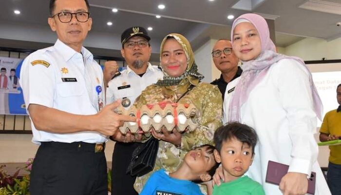 Ratusan Anak Terancam Stunting di Padang dapat Bantuan 1.500 Telur dan 691 Antropometri Kit