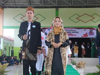 Siswa SMAN 1 Sijunjung dalam lomba fashion show dalam rangka memperingati Hari Pahlawan ke-78 tahun 2023 di lingkungan SMAN 1 Sijunjung dengan tema "Pemuda Kreatif Penerus Pejuang Bangsa". IST