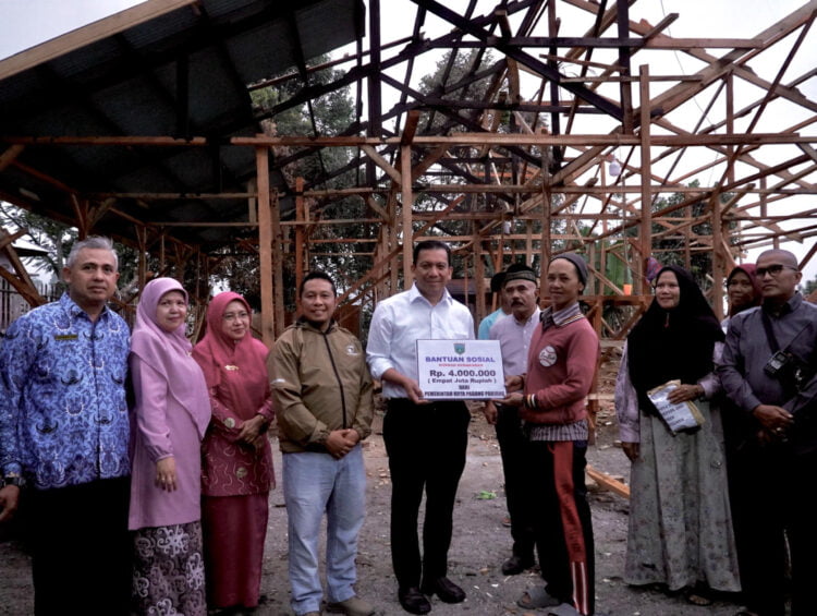 PJ Wali Kota Padang Panjang Sonny Budaya Putra menyerahkan bantuan untuk korban kebakaran, Jumat (10/11). APIZRAJOALAM
