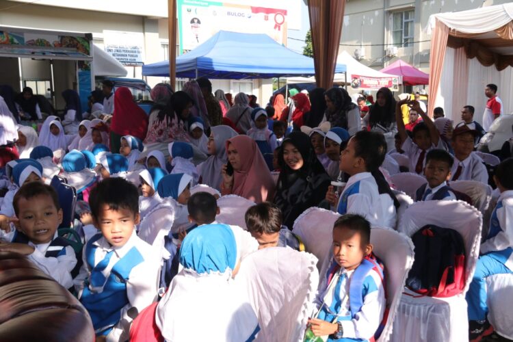 Forum Peningkatan Konsumsi Ikan (Forikan) Kabupaten Agam membagikan sebanyak 1.200 mangkok bakso ikan secara gratis kepada pelajar di Halaman Kantor Dinas Ketahanan Pangan dan Perikanan Agam, Rabu (15/11). IST