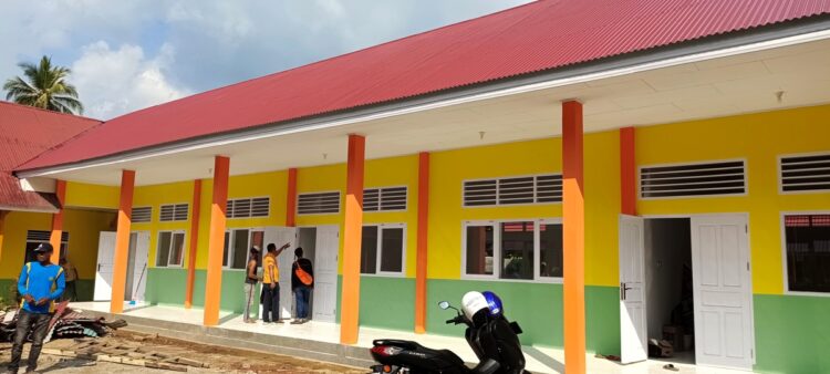 Lutfi S.Pd Kepala Bidang SD Dinas Pendidikan Kebudayaan Tanah Datar saat meninjau pembangunan RKB di SD Negeri 08 Minangkabau Sungayang, Sabtu (4/11). REZKY