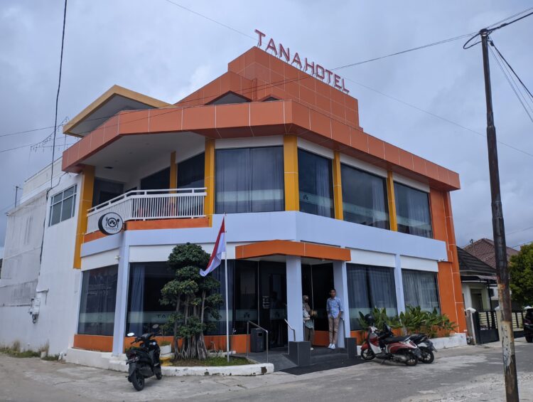 Tidak hanya penginapan, Tanahotel  juga memiliki restoran yang buka 24 jam dengan berbagai varian makanan dan minuman yang diolah para koki berpengalaman. HAYATI