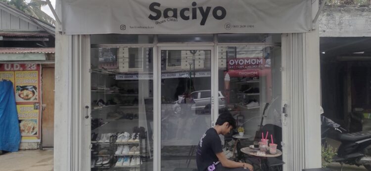 Jasa cuci sepatu, Saciyo Shoes Clean hadir di Jalan Gajah Mada Gunung Pangilun Padang dengan harga mulai Rp60 ribu. DANA