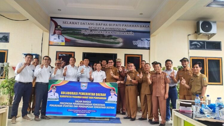 Wakil Bupati Risnawanto bersama tim penanganan kemiskinan ekstrim dan Stunting foto bersama dengan pimpinan perusahaan PT PMJ. OsniwatiÂ