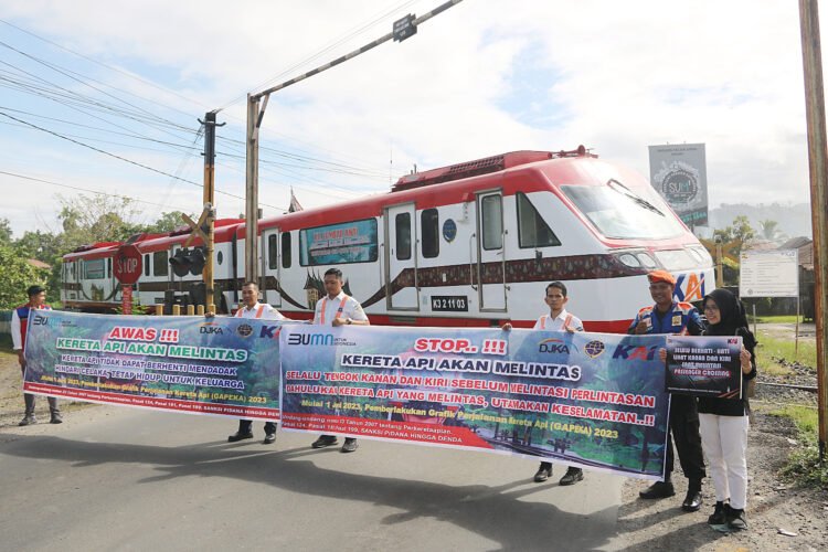 PT KAI Divre II Sumbar menggelar sosialisasi keselamatan di perlintasan sebidang kereta api, beberapa waktu yang lalu. Angka kecelakaan di perlintasan sebidang tahun ini menunjukkan tren peningkatan. IST