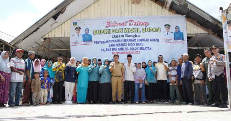 Bupati Solsel, Khairunas saat penyaluran BP-CBP Tahap II Periode 3 Tahun 2023 serta Penyerahan Pakaian Seragam Sekolah Gratis bagi Peserta Didik Baru TK, SMA, dan SMK se-Kabupaten Solsel di Kecamatan Koto Parik Gadang Diateh, Selasa (28/11). IST