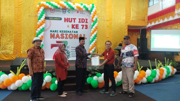 Wakil Bupati Risnawanto yang juga ketua PMI Kabupaten Pasaman Barat menerima penghargaan dari IDI dalam rangka HUT ke 74. Osniwati
