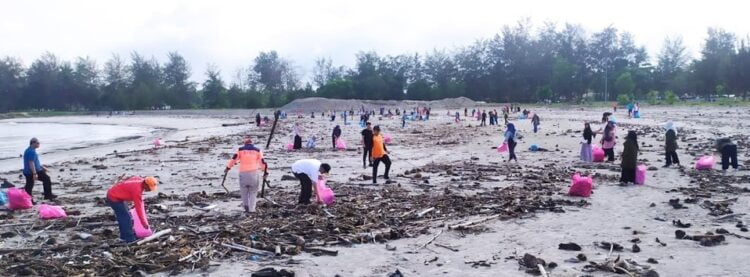 Pj Wali Kota Pariaman, Roberia bersama dengan Kepala OPD dan jajaran ASN Pemko Pariaman melakukan Gerakan Satu Jam Menyapu (GSM) di Muaro Pantai Pauh, Jumat (3/11) lalu. IST
