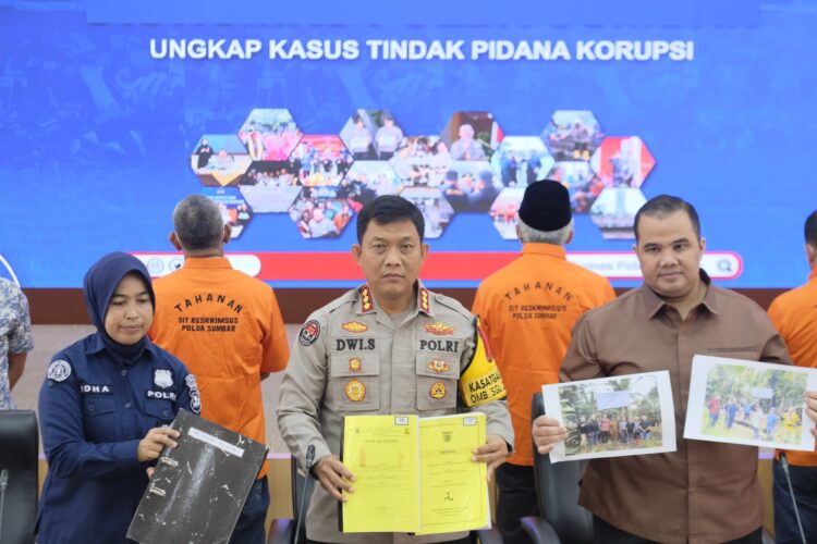 Direktorat Reserse Kriminal Khusus (Ditreskrimsus) Polda Sumatera Barat (Sumbar) akhirnya menahan tiga orang tersangka dalam kasus tindak pidana korupsi kegiatan swakelola pekerjaan pemeliharaan jalan dan jembatan di Dinas PUPR Kabupaten Kepulauan Mentawai. IST