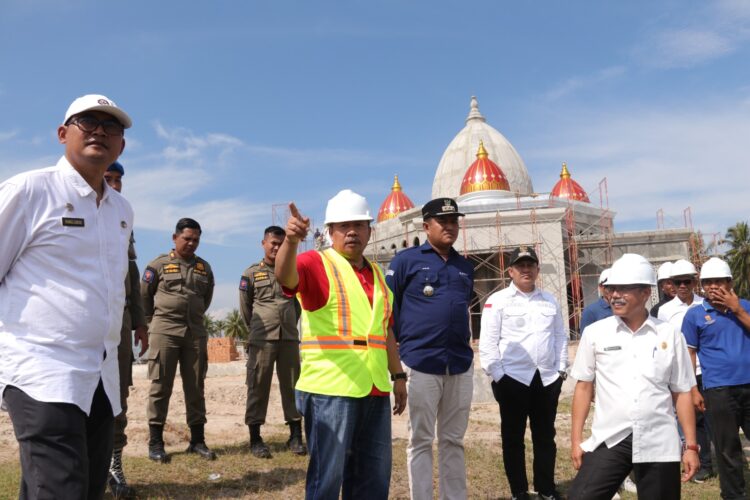 Bupati Agam, Andri Warman meninjau pembangunan Masjid Sirah di Kecamatan Tanjung Mutiara pada Kamis (23/11). Masjid ini diproyeksikan bakal menjadi ikon baru wisata religi di Agam. IST

 