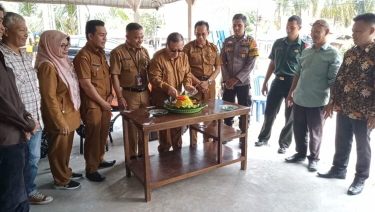 Pemotongan tumpeng sebagai tanda dibukanya PKBM Ulul Albab Putra Bangsa di Sungai Buluh Barat, Kecamatan Batang Anai, Senin (13/11). IST