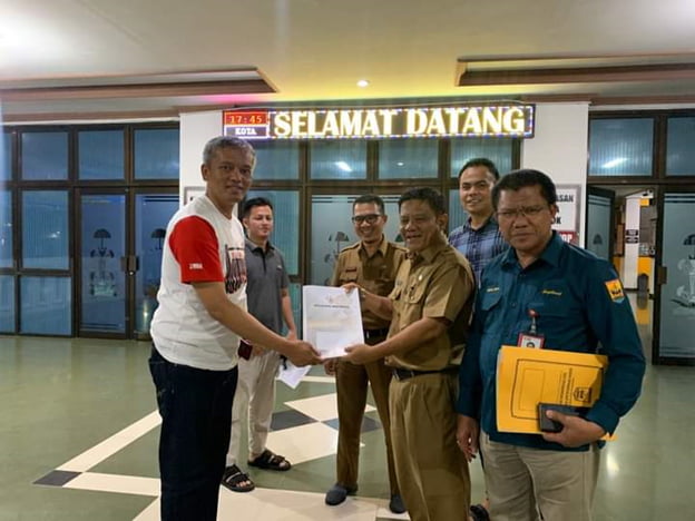 Pj Wali Kota Roberia dan Asisten I Setdako Pariaman Yaminu Rizal serah terima berita acara inventarisasi aset rumah dinas, Selasa (31/10). IST