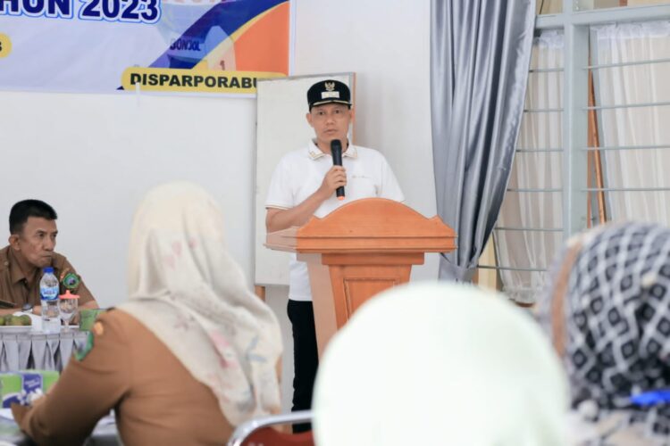 Bupati Sabar AS saat membuka acara Bimbinban Teknis (Bintek) Pengembangan Kompetensi SDM Ekonomi Kreatif se-Kabupaten Pasaman, di Lubuk Sikaping, Selasa (7/11) lalu. Pada kesempatan itu ia menyampaikan bahwa pariwisata merupakan salah satu fokus Pemkab Pasaman. IST