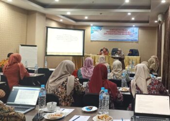 Ket. Foto : Ketua Tim Kerja KBKR BKKBN Provinsi Sumbar, Rismiati saat memaparkan capaian KB pada kegiatan koordinasi dan evaluasi penggerakan pelayanan KB MKJP serta ayoman komplikasi dan kegagalan di Padang, Kamis (2/11). YESI