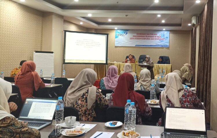 Ket. Foto : Ketua Tim Kerja KBKR BKKBN Provinsi Sumbar, Rismiati saat memaparkan capaian KB pada kegiatan koordinasi dan evaluasi penggerakan pelayanan KB MKJP serta ayoman komplikasi dan kegagalan di Padang, Kamis (2/11). YESI